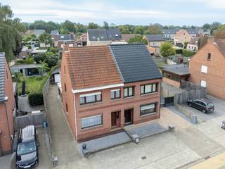 <p>Interesse in dit pand? Neem voor bijkomende informatie of het maken van een afspraak rechtstreeks contact op met Noor Helsen via <strong>+32 471 90 18 10</strong> of <strong>noor.helsen@copandi.be</strong>.</p><p> </p><p>De attesten en grondplannen kan je downloaden via copandi.be</p><p>Deze halfopen woning is rustig gelegen in Ginderbuiten en geniet tegelijk van een vlotte verbinding. Deze woning valt onder de renovatieplicht maar biedt heel wat ruimte en mogelijkheden om ze volledig naar eigen smaak en woonwensen in te richten.</p><p> </p><p><strong>Indeling</strong></p><p>Via de inkomhal komen we terecht in de woonkamer, bestaande uit een gezellige zit- en eethoek. Aansluitend bevindt zich de keuken, die momenteel eenvoudig is ingericht. Naast de keuken vinden we een lichtrijke veranda met een aangenaam zicht op de tuin. Achteraan de woning bevindt zich de wasplaats, die bereikbaar is via een aparte toegang.</p><p> </p><p>Op de eerste verdieping zijn 3 slaapkamers aanwezig, waarvan twee bijzonder ruim. De derde kamer kan eventueel dienen als badkamer of bureauruimte.</p><p> </p><p>Via een vaste trap bereiken we de zolderverdieping, die nog heel wat mogelijkheden biedt voor het creëren van één of meerdere extra ruimtes.</p><p> </p><p>Buiten geniet je van een zuidgerichte tuin met terras. Ook aan parkeergelegenheid geen gebrek dankzij de garage en bijkomende parkeerplaats op het perceel.<br /><br />Dit pand is onderworpen aan de renovatieverplichting van de Vlaamse overheid voor residentiële gebouwen (behoudens bij sloop binnen 6 jaar na de aankoop). Consulteer voor meer informatie de website van het Vlaams Energie- en Klimaatagentschap via https://www.vlaanderen.be/een-huis-of-appartement-kopen/renovatieverplichting-voor-residentiele-gebouwen.</p>