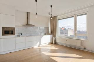 Deze charmante en gerenoveerde studio is gelegen op een TOP locatie in het centrum van Antwerpen.<br />Het heeft een bewoonbare oppervlakte van 56 m² en heeft een privatieve kelder.<br /><br />Er is een gunstig EPC-attest wat impliceert op een energiezuinige woonst, de elektriciteit is conform AREI.<br />Het appartement is Asbestveilig.<br /><br /><strong>Ligging: </strong><br />In het midden van de stad, vlakbij alle belangrijke in- en uitgangswegen. Met een Mobiscore van 9,8/10 bent u gegarandeerd van een vlotte verbinding met het openbaar vervoer en winkels in de buurt. <br /><br /><strong>Indeling: </strong><br />De studio heeft een slaapkamer die gescheiden is door een muur. Er is een aparte badkamer met toilet. De keuken is open en grenst aan de leefruimte. <br /><br /><strong>Beschrijving: </strong><br />Deze net gerenoveerde, lichtrijke studio ligt op een zeer centrale plek in de stad Antwerpen. De studio ligt op de 8ste verdieping -lift aanwezig- en geniet een prachtig uitzicht over de leien. Met een aparte badkamer en afgesloten slaapkamer is het een heel fijne en ruime studio. <br /><br />Had u graag meer informatie gewenst of een bezoek ingepland? <br />Bel dan naar de makelaar Jeffrey op volgend nummer: 03 369 23 36 of mail naar jeffrey@jurimmo.be