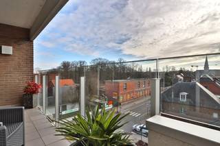 Op zoek naar een instapklaar appartement met veel licht, een zuidgericht terras en drie slaapkamers in het centrum van Beveren? Dan is dit...