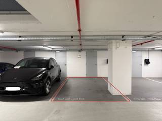 FRANKRIJKLEI 5, 2000 ANTWERPEN (ANTWERP TOWER)<br /><br />Op zoek naar een veilige en centraal gelegen parkeerplaats? Onder de iconische Antwerp Tower zijn 3 ondergrondse autostaanplaatsen te huur. De inrit van het garagecomplex bevindt zich in de Van Ertbornstraat. Alle staanplaatsen zijn gelegen op verdieping -2 en zijn onmiddellijk beschikbaar.<br />
<ul>
<li>Huurprijs: € 3.000 per jaar per staanplaats (equivalent van € 250 per maand);</li>
<li>Huurcontract van 1 jaar, telkens verlengbaar met een bijkomend jaar;</li>
<li>Bij de aanvang van de huurovereenkomst wordt de volledige jaarhuur vooraf betaald;</li>
<li>Waarborg: 1 maand huur (€ 250) voor de sleutelkaart die toegang geeft tot het garagecomplex.</li>
</ul>
Het afgesloten garagecomplex is uitsluitend toegankelijk met een persoonlijke sleutelkaart, wat zorgt voor een veilige en vlotte toegang.<br />Interesse of wenst u meer informatie? Neem gerust contact met ons op.