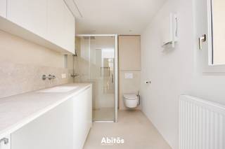 Situé au cœur historique de Gand, dans la charmante rue Baudelo (15e siècle), vous trouverez ce triplex de caractère datant de 1902. Ce bien unique allie des éléments authentiques au confort contemporain et bénéficie d’un emplacement de premier choix avec une excellente accessibilité.<br /><br />L’appartement est accessible via le hall d’entrée commun de cette élégante maison de maître. Au demi-niveau se trouve une salle de bains spacieuse, équipée d’une douche à l’italienne effet pluie, d’un WC et d’un lavabo simple, avec suffisamment d’espace pour une machine à laver et un sèche-linge.<br />Le niveau de vie vous accueille dans un séjour lumineux avec un coin salon chaleureux. La cuisine attenante est équipée d’une grande cuisinière à gaz, d’un four, d’un lave-vaisselle et d’un double évier. Depuis la cuisine, vous profitez d’une vue unique sur l’église Saint-Jacques, ainsi que d’une citation de chanson de Luc De Vos visible sur la façade, une subtile référence à l’artiste et à son œuvre.<br />Aux étages supérieurs, l’appartement dispose de trois chambres complètes. Le troisième étage comprend une grande chambre ainsi qu’une seconde pièce avec dressing intégré et toilettes privatives, offrant un confort et une intimité supplémentaires. Le quatrième étage abrite une chambre pleine de charme sous les toits, avec une vue magnifique sur les trois tours emblématiques de Gand.<br /><br />Vivre dans ce spacieux appartement, c’est profiter de la vie urbaine animée, avec commerces, restaurants et culture accessibles à pied, tout en rentrant chez soi dans le calme et le charme d’une maison de maître authentique.<br /><br /><strong>Informations pratiques :</strong>
<ul>
<li>Loyer : 1.600 € par mois</li>
<li>Disponible immédiatement</li>
<li>Local à vélos commun disponible</li>
<li>Colocation possible sous condition de domiciliation</li>
<li>Domiciliation obligatoire</li>
</ul>
Vous recherchez un triplex spacieux et prêt à emménager en plein centre de Gand ? Ne manquez pas cette opportunité !<br /><br /><strong>Questions ? Contactez-nous :</strong><br />📞 Gaethan: 0471 08 30 35<br />📧 gaethan@abitos.be