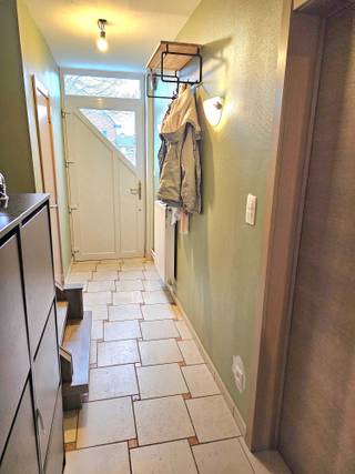 Goed gelegen, instapklare woning met een gunstige EPC B 165kw/u.U komt binnen in een charmante gang waar ook het toilet bevindt. Verder is de living...