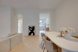 <p><strong>Prachtig nieuwbouwappartement op het Zuid</strong></p><p><strong></strong></p><p><strong> </strong></p><p>Droom jij van een topappartement op het bruisende Zuid? De buurt die altijd leeft? Ontdek samen met ons residentie Antoine, gelegen in de Scheldestraat tussen de Marnixplaats en het Zuidpark. Hier woon je op wandelafstand van het Museum voor Schone Kunsten, de Scheldekaaien en met de beste koffiebars en terrasjes gewoon om de hoek. In een mum van tijd op de ring van Antwerpen of in het centrum van de Stad.</p><p></p><p> </p><ul><li><p><span><span>·</span><span> </span></span>De toplocatie en hipste buurt in Antwerpen</p></li><li><p><span><span>·</span><span> </span></span>Mogelijkheid tot aankoop aan 6% BTW</p></li><li><p><span><span>·</span><span> </span></span>Gezellig overdekt terras</p></li><li><p><span><span>·</span><span> </span></span><span> </span>Lift en ondergrondse fietsenberging aanwezig</p></li><li><p><span><span>·</span><span> </span></span>Bijna energie neutraal (warmtepomp, zonnepanelen, vloerverwarming, … )</p><p> </p></li></ul><p>Het appartement is gelegen op de tweede verdieping van een kleinschalig nieuwbouw gebouw. Via de lift of trap kom je op de verdieping.</p><p> </p><p>De hoge plafonds, mooie visgraatparket en een hoogwaardige afwerking vallen meteen op. Hier wil je wonen, hier wil je niet meer buiten. Er is een grote leefruimte met toegang naar het terras via het schuifraam. De keuken is verbonden met het eetgedeelte van de leefruimte. Verder een masterberoom en gastenkamer met een gedeelde badkamer met grote inloopdouche. Er is nog een aparte berging met alle technieken en aansluiting voor wastoestel en droogkast.</p><p> </p><p></p><p> </p><p>Je spullen fietsen berg je op in de kelderberging en fietsenberging.</p><p></p><p> </p><p>Het project bestaat uit 5 ruime en lichte appartementen met 2 slaapkamers en</p><p>terrassen.</p><p></p><p> </p><p>Plan je bezoek via www.sinjoor.be of bel ons voor meer informatie 03 283 05 00.</p>