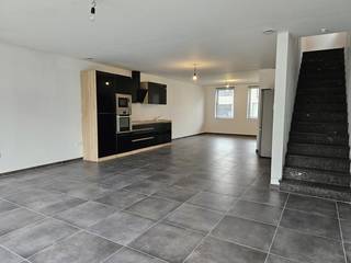 Deze recente woning is gelegen in een rustige buurt en biedt een doordachte indeling met ruime, lichtrijke leefruimtes. Op het gelijkvloers vindt...