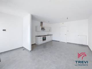 TREVI La Propriété, vous propose ce superbe appartement neuf situé en plein cœur du centre-ville de Charleroi. Ce bien moderne et lumineux se compose d’un séjour avec cuisine ouverte (salon, salle à manger) , d’une chambre confortable, d’une salle de douche, d’un WC séparé et d’une buanderie. L’appartement est équipé d’un chauffage central au gaz, de châssis double vitrage, d’un système de ventilation double flux (VMC) garantissant une excellente qualité de l’air intérieur, d’un thermostat d’ambiance, d’un vidéophone et d’une installation électrique conforme. Sa performance énergétique est remarquable avec un PEB de catégorie A+ . L’immeuble offre également un local vélos, un local poubelles et un accès sécurisé par doubles portes avec badge. Idéalement situé à deux pas des commerces, du centre commercial Rive Gauche, des transports en commun (bus, métro, train) et de toutes les commodités du centre-ville, cet appartement offre un cadre de vie urbain et pratique. Le loyer s’élève à 670 € par mois, avec 110 € de provisions mensuelles pour les charges communes (ascenseur, nettoyage et éclairage des parties communes). Disponible immédiatement. N'hésitez pas à nous contacter pour plus d'informations ou pour organiser une visite au 071/33.37.69 ou via www.lapropriete.be.