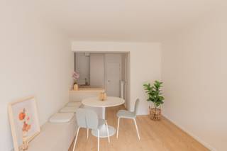 Mooi vernieuwde studio met een sublieme oriëntatie richting het zuiden. Naast de zon kunt u ook genieten van mooie open zichten vanuit de leefruimte.<br />Deze studio bevindt zich net achter de Zeedijk. De inkom van het gebouw bevindt zich op de Zeedijk waardoor u bij het buitenwandelen meteen kunt genieten van de zee.<br />Een leuke combinatie van zon en zee op één plaats.<br /><br />De studio werd recent volledig vernieuwd en is vrij bij akte.<br />Zo kunt u op korte termijn genieten van uw eigen stek aan zee, of genieten van de opbrengsten van deze interessante investering.<br /><br />Indeling: inkom, een mooie open keuken met een eetplaats die voorzien is van een moderne zitbank, een knusse tv-ruimte met open zichten naar buiten en als laatste nog een badkamer met inloopdouche &amp; toilet.<br /><br />Bezoeken of meer informatie?<br />Contacteer Sacha Vanrafelghem op GSM 0487/43.79.10.