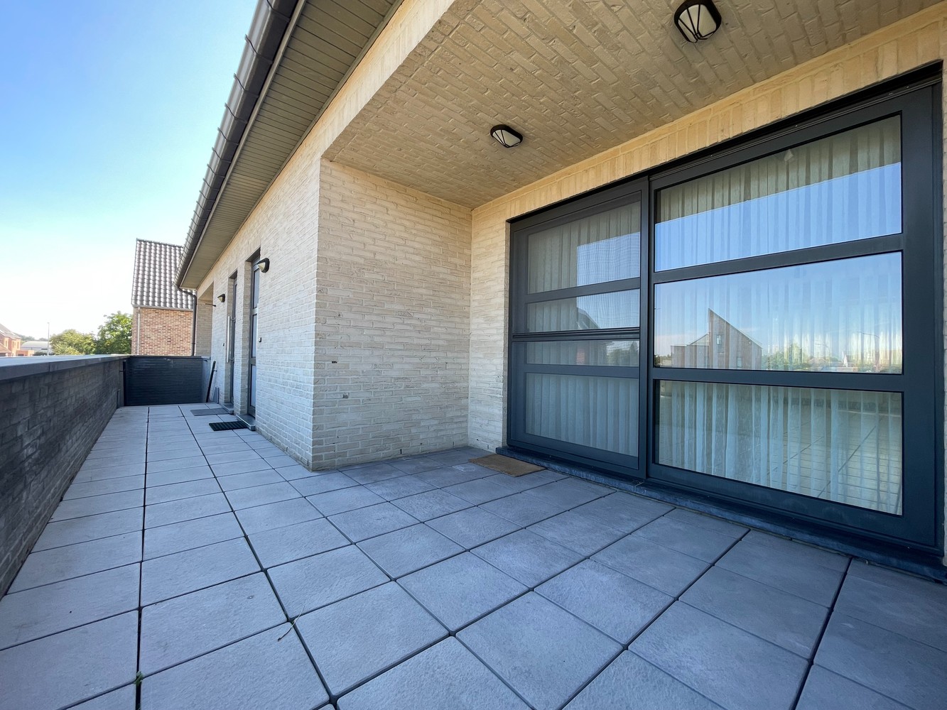 Ruime duplex (2 slpks) met 3 terrassen en aparte toegang in kleinschalige residentie. - foto 2