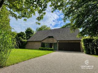 <p><strong>In een prachtig groene, rustige villawijk van Oud-Turnhout bevindt zich deze op te frissen villa, gelegen op een royaal perceel van 2.789 m².</strong><br />Wie houdt van ruimte, licht en een harmonieuze verbinding met de natuur, voelt zich hier meteen thuis. De woning beschikt onder meer over een bijzonder ruime leefruimte, een gezellige leefkeuken, vijf volwaardige slaapkamers, een kantoorruimte en een dubbele garage. De weelderige tuin is een waar rustoord en geniet dankzij de zuidwestoriëntatie de hele dag door van zon. <br /><br /><strong>Bovendien geniet u van een uitstekende bereikbaarheid, op slechts 25 minuten van zowel Eindhoven (NL) als Antwerpen (BE) – ideaal voor wie centraal én rustig wil wonen.</strong><br /><br />De woning is op te frissen, waardoor u de perfecte kans krijgt om ze volledig naar uw smaak te moderniseren.</p>
<p><strong>Gelijkvloers</strong><br />Bij het binnenkomen word je verwelkomd in een stijlvolle, centrale inkomhal met gastentoilet en vestiaire. Links bevindt zich een praktische kantoorruimte—ideaal om rustig te werken van thuis uit—terwijl je rechts toegang hebt tot de dubbele, inpandige garage.</p>
<p>De leefruimtes bevinden zich aan de achterzijde van de woning en baden door de grote raampartijen in een overvloed aan natuurlijk licht. Vanuit zowel de zit- als eethoek heb je een prachtig zicht op de groene tuin. De warme travertinvloer geeft het geheel een elegante en tijdloze uitstraling.</p>
<p>De aangrenzende leefkeuken is uitgerust met kwalitatieve Miele-toestellen en biedt plaats aan een gezellige eethoek. In de aansluitende veranda is het heerlijk ontspannen met zicht op de tuin. Een aparte zij-ingang brengt je naar de wasplaats met douche en een extra bergruimte—ideaal voor gezinnen die houden van orde en functionaliteit.</p>
<p><strong>Eerste verdieping</strong><br />De stijlvolle travertintrap leidt naar de eerste verdieping, waar maar liefst vier ruime slaapkamers te vinden zijn. Drie hiervan zijn uitgerust met een eigen lavabo en bieden toegang tot het achterliggende terras. De vijfde slaapkamer grenst aan de badkamer, die tevens bereikbaar is via de nachthal. De volledig uitgeruste badkamer beschikt over een ligbad, dubbele wastafel, douche en toilet.</p>
<p><strong>Zolder</strong><br />Via een handige vlizotrap bereik je de bergzolder, perfect voor het opbergen van seizoensspullen of persoonlijke archieven.<br /><br /></p>
<p><strong>Troeven</strong></p>
<ul>
<li>
<p>Maar liefst <strong>vijf slaapkamers</strong> én een aparte <strong>kantoorruimte</strong></p>
</li>
<li>
<p>Rustige, groene ligging met een tuin op het <strong>zuidwesten</strong></p>
</li>
<li>
<p><strong>Uitstekende bereikbaarheid</strong>: slechts 25 min. van Eindhoven én Antwerpen</p>
</li>
<li>
<p><strong>Op te frissen</strong>, met tal van mogelijkheden om naar eigen smaak te moderniseren</p>
</li>
<li>
<p>Verwarming op aardgas via radiatoren</p>
</li>
<li>
<p><strong>HR-condenserende gasketel</strong> vernieuwd in 2016</p>
</li>
</ul>
<p>Deze villa combineert ruimte, kwaliteit, natuur en potentieel tot een bijzonder aantrekkelijk geheel. Een ideale kans voor wie droomt van wonen in een groene, residentiële omgeving en zijn eigen stempel wil drukken op een ruime woning.</p>