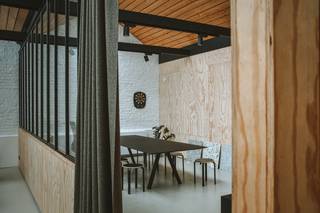 Deze kantoorruimte van <strong>ca. 90 m²</strong> biedt een <strong>flexibele en aangename werkomgeving</strong> binnen een <strong>coworkinghub</strong>. Dankzij de <strong>raampartijen </strong>geniet de ruimte van een <strong>overvloed aan natuurlijk licht</strong>.<br /><br />De <strong>indeling </strong>bestaat uit een <strong>ruime open werkruimte</strong>, aangevuld met een <strong>afzonderlijke vergaderruimte</strong>.<br /><strong>Dé ideale kantoorruimte</strong> voor <strong>ondernemers en bedrijven</strong> die op zoek zijn naar een <strong>professionele en functionele werkomgeving </strong>waarin er <strong>gewerkt en genetwerkt kan worden.</strong><br />Verder beschikt de kantoorruimte over een <strong>eigen kitchenette</strong>,<strong> sanitaire voorziening </strong>én <strong>airco</strong>.<br /><br />Er is bovendien de <strong>mogelijkheid </strong>om <strong>bijkomende stockage- of archiefruimte</strong> in de kelder <strong>bij te huren</strong>.<br /><br /><u><strong>Kosten:</strong></u><br />- Verbruik gas, elektriciteit en water: ong. €180/maand (afhankelijk van verbruik)<br />- Onderhoud CV-ketel, onderhoud ventilatie, alarm en onderhoud gemeenschappelijke delen: forfait van € 20/maand, <br />- (optioneel) Fiber internet: € 22/maand.<br />- Onroerende voorheffing: ca. € 850/jaar ten laste van de huurder.