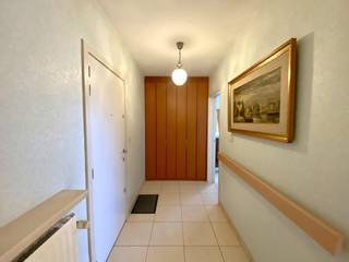 Op een uitstekende locatie in Waregem, op wandelafstand van tal van voorzieningen, vinden we dit ruime en lichtrijke hoekappartement van maar liefst 110 m² bewoonbare oppervlakte. Het appartement bevindt zich op de tweede verdieping van de verzorgde residentie ‘Den Olm’.<br /><br />Door de jaren heen werd het appartement steeds met de nodige zorg onderhouden. Het verkeert dan ook in een verzorgde en instapklare staat, terwijl er voor wie dat wenst op termijn nog mogelijkheden zijn om het interieur verder te moderniseren en volledig naar eigen smaak in te richten.<br /><br />Via de ruime inkomhal met vestiaire komen we in de verschillende leefruimtes.<br /><br />- gastentoilet<br />- lichtrijke leefruimte met toegang tot het terras en een aangenaam uitzicht op de groenzone<br />afzonderlijke, ingerichte keuken voorzien van koelkast, vaatwasser, dubbele spoelbak en oven<br />praktische berging<br />- 3 volwaardige slaapkamers, waarvan één voorzien van een extra aansluiting voor een lavabo<br />- badkamer met dubbele lavabo en douche, met aansluiting voor de wasmachine<br />- tweede terras aan de achterzijde<br />- extra berging<br /><br />Het appartement beschikt bovendien over heel wat praktische voorzieningen:<br /><br />- elektrische rolluiken<br />- aluminium ramen met dubbele beglazing<br />- centrale verwarming op aardgas met vernieuwde condenserende ketel<br />- conforme elektrische installatie<br />- waterontharder<br />- gemeenschappelijke, afgesloten fietsenberging<br />- extra privatieve berging op het gelijkvloers<br /><br />Een absolute meerwaarde is de ruime garage op het gelijkvloers, voorzien van een sectionale poort. De garage is vlot toegankelijk en biedt naast plaats voor de wagen bovendien voldoende ruimte voor fietsen, materiaal en extra bergruimte.<br /><br />De garage wordt samen met het appartement verkocht voor € 30.000.<br /><br />De ligging is zonder twijfel één van de grootste troeven. Je woont hier op een boogscheut van het centrum van Waregem en bevindt je in de onmiddellijke nabijheid van scholen, winkels, openbaar vervoer, sport- en ontspanningsmogelijkheden, cultuur en het ziekenhuis.<br /><br />Kortom: een ruim en degelijk onderhouden appartement met 3 slaapkamers, 2 terrassen, verschillende bergingen én een ruime garage, ideaal voor wie comfortabel en centraal wil wonen in Waregem!