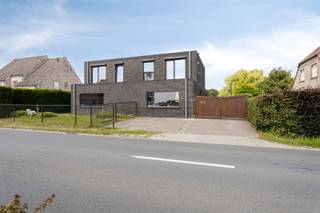 Bent u op zoek naar een unieke combinatie van een ruime recente woning, kangoeroewoonst / co-housing en een geweldig groot bijgebouw?. Hier heb...