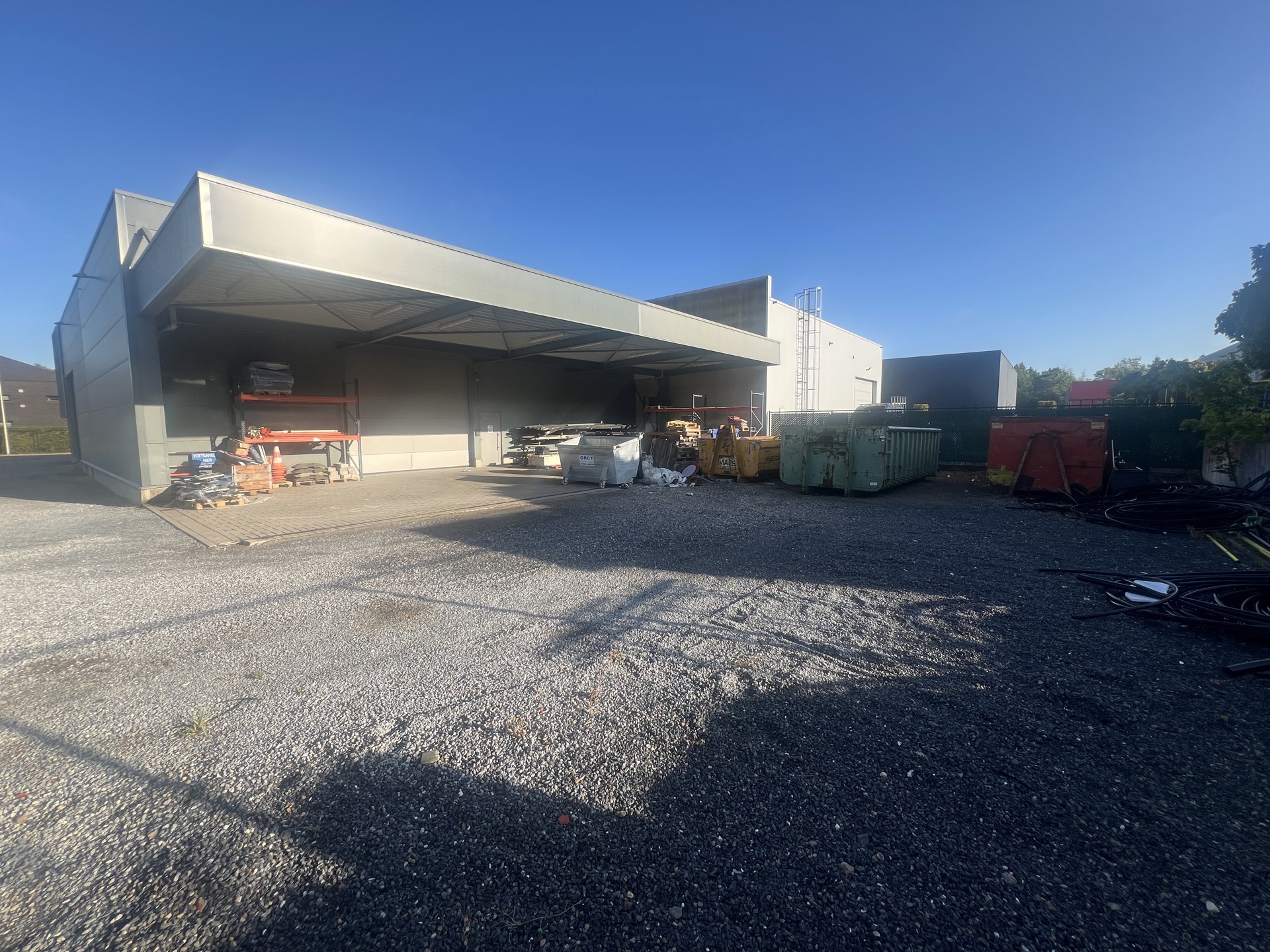 MULTIFUNCTIONEEL BEDRIJFSGEBOUW MET APPARTEMENT EN BUITENTERREIN - foto 3