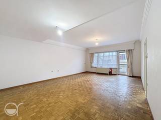 OPGELET: om dit pand te huren of bezichtigen vragen wij steeds eerst een virtueel bezoek te brengen aan het pand. Ga hiervoor naar www.rosseel.be en vul de referentie XV290 in in het veld ‘zoek’ bovenaan rechts. Kies dan ‘360°’. De website helpt je nu verder voor de volgende stappen.<br /><br />Dit éénslaapkamerappartement is gelegen in de Voskenslaan, op wandelafstand van het Sint-Pietersstation, HoGent en het Atheneum/Basisschool Voskenslaan.<br /><br />Het appartement is als volgt ingedeeld: een ruime inkomhal met berging en apart toilet, aansluitend een grote en lichtrijke woonkamer met toegang tot het ruime terras. Verder beschikt het appartement over een ruime slaapkamer met ingebouwde kasten en een badkamer met ligbad, dubbele lavabo en aansluiting voor wasmachine. Verder is er nog een ondergrondse berging. <br /><br />De gemeenschappelijke kosten bedragen €75 per maand (voorschot). De huurprijs is inclusief een garagebox en een autostaanplaats. Het appartement is onmiddellijk beschikbaar.