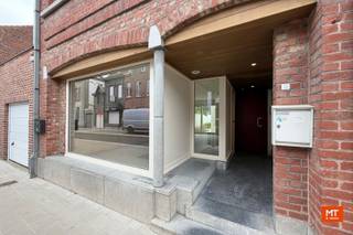 Ontdek dit prachtige gelijkvloerse appartement, rustig en centraal gelegen in het hart van Dadizele, op wandelafstand van de Basiliek.<br /><br />Dankzij de ligging op het gelijkvloers geniet je van een vlotte toegankelijkheid en comfortabel wonen. Winkels, horeca en andere voorzieningen bevinden zich vlakbij, waardoor alles binnen handbereik is.<br /><br />Bij het binnenkomen betreden we de keuken, die aansluit op de woonkamer. Verder beschikt het appartement over één slaapkamer en een badkamer uitgerust met een praktische inloopdouche.<br /><br />Een mooie troef is de buitenruimte: het appartement beschikt over een eigen tuin met terras, ideaal om in alle rust van het buitenleven te genieten. In de tuin bevindt zich bovendien een handige tuinberging.<br /><br />Tot slot is er ook een kelder aanwezig, die zorgt voor extra praktische bergruimte.<br /><br /><strong>Huurprijs: € 700/maand<br />Beschikbaar: 01/09/2026</strong><br /><br />Interesse om dit appartement een bezoekje te brengen? Vul dan onderstaande <strong>inlichtingenfiche</strong> in en we contacteren u zo snel als mogelijk.