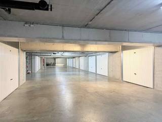 Deze garagebox is gelegen in het complex The Classics Fase 3 aan de Lavendelweg 2G in Middelkerke. Het betreft een ruime box, gunstig gelegen met een vlotte toegang vanaf de openbare weg. De locatie bevindt zich op korte wandelafstand van de Zeedijk.De box beschikt over de volgende afmetingen:- Hoogte: 2,06 m- Inrijbreedte: 2,38 m- Breedte: 2,72 m- Diepte: 5,98 mInteresse? Neem contact op voor meer informatie of om een bezichtiging te regelen!