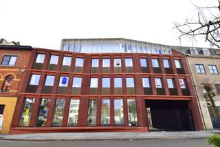 Op het bruisende Sint-Amandsplein te Kortrijk bevindt zich residentie Amand 47, een hedendaags studentencomplex op wandelafstand van diverse hogescholen, universiteiten en voorzieningen. Dankzij de nabijheid van cultuur, horeca en sociale activiteiten is dit de ideale locatie voor een comfortabel en dynamisch studentenleven.<br /><br />Bij de ontwikkeling van het project werd bijzondere aandacht besteed aan duurzaamheid, energiezuinigheid en optimaal ruimtegebruik. Dit complex is een toekomstgerichte en energiezuinige residentie, gebouwd volgens de nieuwste technieken.<br /><br />Indeling als volgt:<br />We starten in de inkom met ingemaakte vestiaire en bijkomende opbergmogelijkheden.<br />Privatieve badkamer uitgerust met een douche, lavabomeubel en een toilet.<br /><br />Verderop opent de kamer zich naar de leef- en studeerruimte, die dankzij haar doordachte inrichting heel ruimtelijk en licht aanvoelt.<br /><br />Gemeenschappelijk:<br />De volledig uitgeruste leefkeuken vormt het hart van het gebouw, voorzien van moderne toestellen en een individuele locker per bewoner voor persoonlijke keukenspullen.<br />Dit is dé plek waar studenten samen koken, eten of ontspannen.<br /><br />Daarnaast beschikt de residentie over een gezellige binnentuin, waar men in een rustige, groene omgeving kan genieten van wat ontspanning of een studiepauze.<br />Verder zijn er een veilige fietsenstalling en een lift aanwezig, wat bijdraagt aan het dagelijks comfort en de toegankelijkheid van het gebouw.<br /><br />Verhuurd dus meteen rendement!<br />Verkoop onder btw-stelsel<br /><br />Onze ref. DEV4813