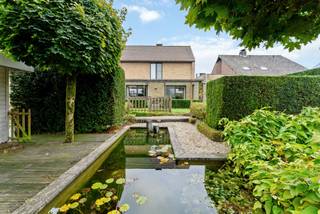 Deze vrijstaande energiezuinige woning is centraal gelegen nabij de Nederlandse grens en oprit van de E19. Deze goed onderhouden eigendom is voorzien van een inpandige garage, 4slpks, bureau/tv-kamer, woonkamer, keuken, badkamer, zolder, fraaie tuin met overdekt terras en vijver.<br /><br />Indeling:<br />Gelijkvloers:<br />De woning is te betreden via de ruime inkomhal met vestiairekast en gastentoilet. Vervolgens vinden we de gezellige woonkamer met gaskachel terug, deze is voorzien van een eikenhouten parket en mooi zicht op de aangelegde tuin. Aansluitend aan deze ruimte bevindt er zich een extra tv-kamer of bureauruimte met zonnescreens. De keuken is apart en voorzien van gasvuur, dampkap, koelkast, vaatwasmachine, combi-oven en schuifraam naar terras en tuin. Deze is tijdloos afgewerkt. Naastliggend is een praktische kelderberging voorzien. Tot slot bevindt er zich op de gelijkvloerse verdieping een inpandige garage voorzien van kastruimte en een achterinkom met apart toilet en technische ruimte/wasplaats.<br /><br />Eerste verdieping:<br />De eerste verdieping beschikt over een ruime nachthal met ingemaakte kasten. Aansluitend op deze hal zijn 4 slaapkamers te betreden met ingemaakte kasten en waarvan één voorzien is van een luik naar een ruime zolder. De badkamer is recentelijk vernieuwd en voorzien van een inloopdouche, badkamermeubel met 2 wastafels en toilet. <br /><br />Tuin:<br />De tuin is zeer gezellig aangelegd en voorzien van een overdekt terras met zicht op een tuinvijver. Bovendien bevindt er zich hier een praktische tuinberging met wateraansluiting en elektriciteit.<br /> <br />Bijzonderheden:<br />- Warmtepomp in combinatie met zonnepanelen en zonneboiler<br />- Energiezuinige woning (EPC B)<br />- Interessante locatie nabij Nederlandse grens en oprit autosnelweg<br />- Gezellig aangelegde tuin met overdekt terras en tuinvijver<br />- Conforme elektriciteitskeuring