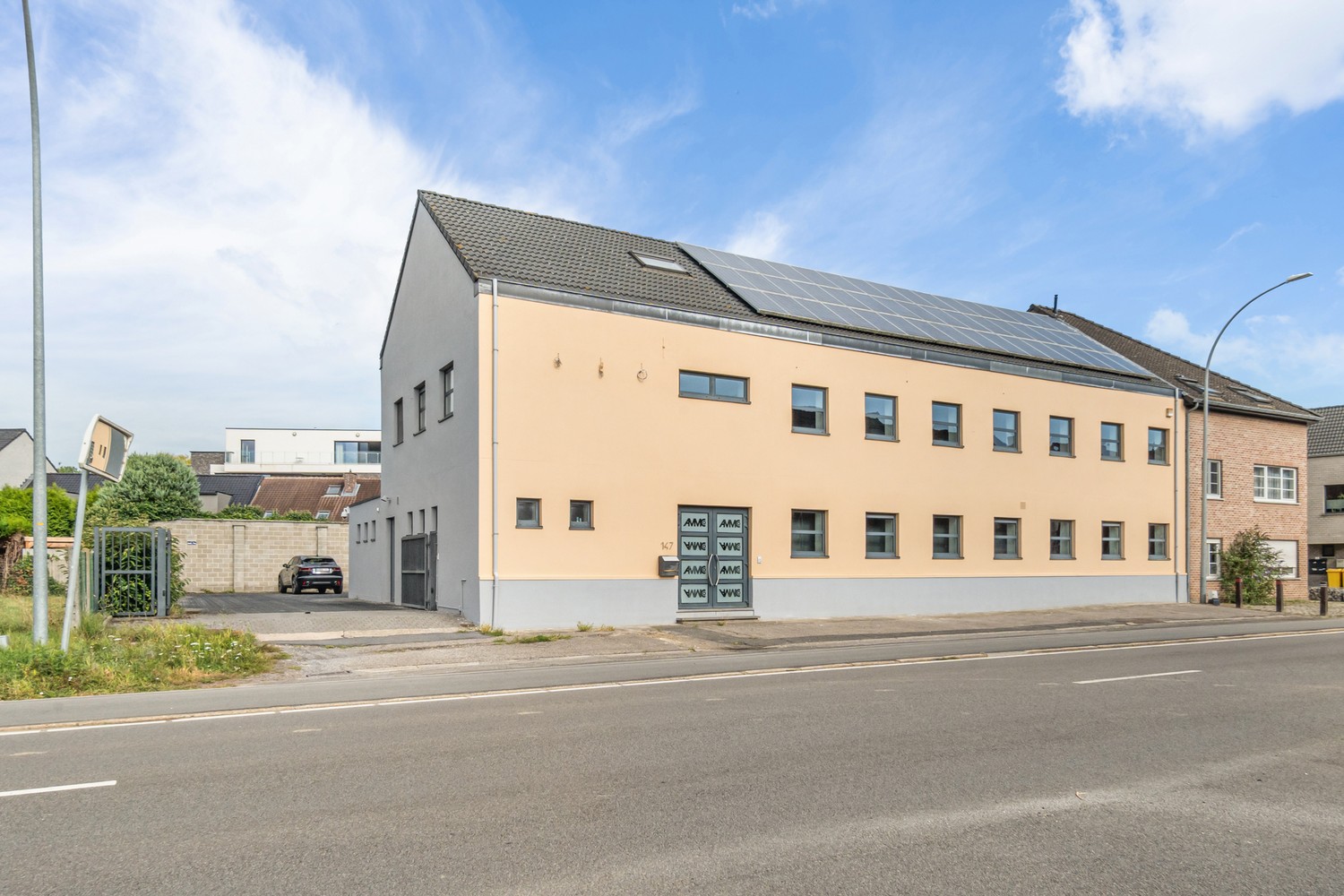 Uniek kantoorgebouw / handelspand te Wezemaal met een oppervlakte van ca 500m2 en parking achter het gebouw ! - photo 1