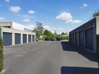 À louer : Grand garage fermé à louer dans le centre de Waregem.