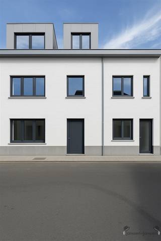 <p><span>Welkom in deze luxe studentenkamer in het hart van Heverlee, ideaal voor wie op zoek is naar een combinatie van rust en studeren. Deze luxe studentenkamer heeft een bewoonbare oppervlakte van 16m² en is hoogwaardig ingericht.</span></p><p><span>Bij binnenkomst treft u een lichte en uitnodigende ruimte, met strakke moderne afwerkingen die een echt thuisgevoel creëren. Deze luxe kamer heeft een directe toegang tot de gemeenschappelijk tuin.</span></p><p><span>De slaapkamer is praktisch ingericht met voldoende opbergruimte en biedt directe toegang tot een stijlvolle badkamer met moderne voorzieningen waarmee u een moment van ontspanning krijgt na een lange dag.</span></p><p><span>Koken kan je doen in de gemeenschappelijke keuken die uitgerust is van alle comfort. De kamer beschikt ook over een ontbijtblok voorzien van frigo en microgolfoven.</span></p><p><span>Een luchtje scheppen kan je in de prive tuin achteraan. De fietsenstalling is bereikbaar vanuit de inkomruimte.</span></p><p><span>Gelegen in een rustige buurt, maar toch dicht bij alle nodige voorzieningen, biedt deze Luxe studentenkamer het beste van beide werelden. Dichtbij Campus Heverlee, Ku Leueven en Imec.</span></p><p><span>Het station van Heverlee is op wandelafstand.</span></p><p><span>Interesse? Stuur dan snel een mail naar <span>Johanjacobs@janssenenjanssen.be</span></span><span> of neem contact op via het nummer 0497/44 04 10.</span></p><p><span> </span></p><p><span>De verkoopprijs is exclusief alle taxen, registratierechten etc.</span></p><p><span> </span></p><p><span> </span></p>