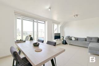 Op zoek naar een ruim en lichtrijk appartement op een gunstige locatie?<br />Deze aangename duplex combineert comfortabel wonen met een uitstekende bereikbaarheid.<br /><br />Je komt binnen via de inkomhal, die toegang geeft tot de ruime en lichtrijke leefruimte. De open, volledig geïnstalleerde keuken sluit hier mooi bij aan en zorgt voor een aangename leefomgeving. Daarnaast beschikt de verdieping over een ruime berging, gastentoilet en een terras met vrij uitzicht; een heerlijke plek om even te ontspannen.<br />Op diezelfde verdieping vinden we een eerste slaapkamer met een eigen douchekamer.<br />Op de eerste verdieping vinden we nog twee slaapkamers die gebruikmaken van een gedeelde badkamer. Een tweede apart toilet zorgt voor extra comfort.<br /><br />Extra praktisch is de privatieve kelderberging, ideaal voor het opbergen van fietsen, seizoensgebonden spullen of andere zaken die je liever uit het zicht houdt.<br /><br />De ligging is een absolute troef. Je woont vlak bij het gezellige centrum van Zwijnaarde, met Gent binnen handbereik en een vlotte verbinding naar de belangrijkste uitvalswegen en autosnelwegen.<br /><br />Ruimte, licht, comfort en een uitstekende bereikbaarheid: een duplex die heel wat te bieden heeft.<br /><br />Beschikbaar: 01/01/2027<br />Provisie: €65/maand