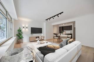 Dit gelijkvloerse appartement aan de Lange Lozanastraat, vlakbij de levendige Markgravewijk, wordt in 2025 volledig gerenoveerd en combineert een uitzonderlijke ruimtelijkheid met een uitstekende, centrale ligging. Met een oppervlakte van ongeveer ±140m² (Oost-georiënteerd) biedt dit appartement een lichte en ruime leefruimte met open keuken, twee grote slaapkamers en een extra kamer die zich perfect leent als bureau of logeerkamer.<br />De woning beschikt over twee moderne badkamers, waarvan één met een inloopdouche en dubbele wastafels en een tweede met een ligbad, wat extra comfort garandeert. Achteraan vind je een privétuin van maar liefst ±60m², een waardevolle buitenruimte om tot rust te komen of gezellig samen te zijn met familie en vrienden.<br /><br />Het appartement maakt deel uit van een verzorgd gebouw met lift, kelderberging en een fietsenstalling. Dankzij de centrale ligging ben je op wandel- en fietsafstand van winkels, scholen, openbaar vervoer en het bruisende stadscentrum van Antwerpen. De volledige renovatie, inclusief een nieuw geïsoleerd dak, zorgt ervoor dat je straks comfortabel, modern en energiezuinig woont. Dit is de ideale woning voor wie rust en ruimte wil combineren met de voordelen van het stadsleven.<br /> <br />Geïnteresseerd in dit appartement? Neem gerust contact op via 0483/577.279 of mail naar zaka@wellimmo.net voor meer informatie of een bezoek ter plaatse.<br />