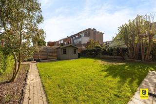 <p><span><br /><br />Ruime halfopen bebouwing met 4 slaapkamers in rustige, kindvriendelijke straat te Aartselaar</span></p><p><span> </span></p><p><span>Deze prachtige halfopen woning bevindt zich in een doodlopende straat, op wandelafstand van het dorpscentrum van Aartselaar. Ideaal voor gezinnen die op zoek zijn naar rust, ruimte en een goede verbinding naar Brussel, Antwerpen en Mechelen.</span></p><p><span> </span></p><p><span>Indeling:</span></p><p><span> </span></p><p><span>Gelijkvloers:</span><span><br /></span><span>Bij binnenkomst in de inkomhal heeft u toegang tot de dubbele inpandige garage, de berging met aansluiting voor wasmachine en droogkast, en een polyvalente kamer die dienst kan doen als bureau of extra slaapkamer. Verder beschikt de woning over een ruime, onderhoudsvriendelijke tuin.</span></p><p><span> </span></p><p><span>Eerste verdieping:</span><span><br /></span><span>De eerste verdieping omvat de gezellige, lichtrijke living, een volledig geïnstalleerde open keuken en een gastentoilet.</span></p><p><span> </span></p><p><span>Tweede verdieping:</span><span><br /></span><span>Op de tweede verdieping vindt u de badkamer met bad, douche, lavabomeubel en toilet, en drie ruime slaapkamers.</span></p><p><span> </span></p><p><span>Locatie</span></p><ul><li><span>Wandelafstand van het dorp van Aartselaar </span></li><li><span>Doodlopende straat </span></li><li><span>Gemeentelijke speeltuin op einde van de straat </span></li></ul><p><span> </span></p><p><span>Extra voordelen:</span></p><ul><li><span>Halfopen bebouwing </span></li><li><span>Veel natuurlijke lichtinval</span></li><li><span>Gevelbreedte van 8 meter </span></li><li><span>4 slaapkamers </span></li><li><span>Gunstig EPC label ( B)</span></li><li><span>Betonconstructie </span></li><li><span>Verwarmingsketel op gas 2011</span></li><li><span>Dubbele garage en ruime oprit, geschikt voor meerdere auto’s ( ideaal voor elektrische te laden) </span></li></ul><p><span> </span></p>