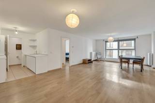 STADSCENTRUM - Ideaal gelegen in de Brusselse vijfhoek, dicht bij tal van winkels en het historische centrum, bevindt dit lichte appartement van...