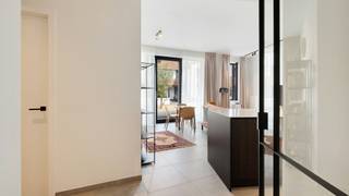 Ontdek dit recente, instapklare appartement met twee slaapkamers en een terras in de exclusieve Residentie Meerzicht, gelegen in de rustige en groene woonwijk Duinenwater. Hier geniet u van een perfecte combinatie van hedendaags wooncomfort, een prachtige natuurlijke omgeving en een uitstekende ligging, op korte afstand van alle voorzieningen.<br /><br />Indeling:<br />inkomhal met toilet, lichtrijke leefruimte met hoge plafonds en toegang tot het terras, uitgeruste keuken, praktische berging/wasplaats, twee slaapkamers, badkamer met inloopdouche.<br /><br />Individuele kelderberging, fietsenstalling en vuilnislokaal.<br /><br />Mogelijkheid tot aankoop van een goed toegankelijke parkeerplaats in het gebouw. <br /><br />Verkoop onder registratierechten, geen BTW van toepassing.<br /><br />Duinenwater is de afgelopen jaren uitgegroeid tot een nieuw stadsdeel van Knokke-Heist. Hier woont u in alle rust, terwijl u tegelijkertijd profiteert van de nabijheid van de Zeedijk, het strand en het bruisende commerciële centrum, die allemaal op wandelafstand liggen. Bovendien zijn alle denkbare voorzieningen direct beschikbaar in de wijk.<br /><br />Bezoeken? Graag na afspraak met Avantimmo op het nummer 050 62 50 55