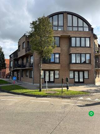 Ontdek dit aangename gelijkvloers appartement in het centrum van Koekelare, op wandelafstand van winkels, scholen en openbaar vervoer.<br /><br />Het appartement bestaat uit een lichtrijke living met aansluitende praktische keuken, een inkomhal met afzonderlijk toilet, berging, badkamer en twee comfortabele slaapkamers. Bovendien beschikt het pand over een extra ondergrondse berging, ideaal voor extra opslagruimte.<br /><br /><br />Direct vrij. Huurprijs 675 €/mnd (exclusief 50 €/mnd syndickosten).