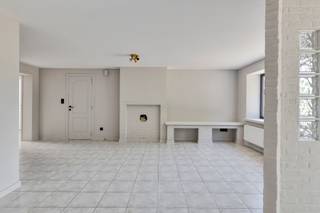 Deze zeer gezellige woning werd de voorbije jaren van A tot Z gerenoveerd en is zeer gunstig gelegen. Winkels, warenhuizen, scholen, openbaar vervoer en prachtige wandel- en fietsroutes bevinden zich op wandelafstand. De woonst werd als volgt ingedeeld: een ruime leefruimte, een handige bergruimte, een volledig ingerichte keuken, een wasplaats, 2 extra ruimtes, een volledig gerenoveerde badkamer, een veranda en een praktische garage.De nachthal op de eerste verdieping geeft toegang tot drie zeer ruime kamers. Men beschikt eveneens over een zonovergoten tuin met terras. TROEVEN : Asbestvrij | Elektriciteit conform | Instapklaar. Wenst u meer informatie of een bezoek? Stuur gerust een mail naar Affligem@immoaccenta.be