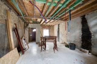 Op een rustige locatie in Melsele bevindt zich deze woning die nog verder afgewerkt dient te worden. Dankzij de reeds geplaatste bijbouw en de ruime indeling biedt dit pand heel wat mogelijkheden om er een woning volledig naar eigen smaak en wensen van te maken.<br /><br />De woning is voorzien om maar liefst 4 slaapkamers te creëren, met één slaapkamer op het gelijkvloers en drie slaapkamers op de eerste verdieping. Ook aan comfort is gedacht, want er zijn voorzieningen voor 2 badkamers, waarvan één op het gelijkvloers en één op de eerste verdieping.<br /><br />Buiten geniet je van een mooie tuin, waar je in alle rust kan ontspannen en volop kan genieten van het buitenleven.<br /><br />Ben je op zoek naar een woning die je nog verder kan afwerken en volledig naar je eigen hand kan zetten? Dan is dit pand in Melsele zeker een bezoek waard!<br /><br />Contacteer ons gerust voor meer info of een bezoek!