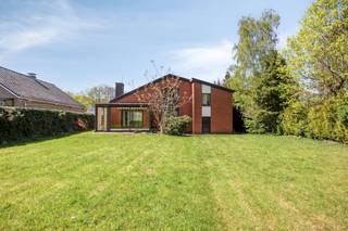 De woonkamer (35m²) is voorzien van airco en een ingebouwde houtkachel en geeft toegang tot de keuken. Deze is uitgerust met oven, gasvuur, afzuiging, dubbele spoelbak, vaatwasser, koelkast met vriesvak en voldoende kastruimte. Vanuit de keuken hebt je zicht op de tuin.Verder is er op het gelijkvloers een inkom (13m²) met apart toilet en een grote inpandige garage (43m²). De veranda (19m²) geeft toegang tot het terras.Op de eerste verdieping treft men drie slaapkamers (16m² - 16 m²- 12m²) en een badkamer (7m²) die voorzien is van bad/douche combinatie, toilet en wastafel met meubel.De woning beschikt over een zolder van 15m².Diversen:- Dubbel glas in houten ramen- CV op aardgasDit pand is onderworpen aan de renovatieverplichting van de Vlaamse overheid voor residentiële gebouwen (behoudens bij sloop binnen 5 jaar na de aankoop). Consulteer voor meer informatie de website van het Vlaams Energie- en Klimaatagentschap via https://www.vlaanderen.be/een-woning-kopen/renovatieverplichting-voor-residentiele-gebouwenBestuursmaatregelen in het maatregelenregister: nee