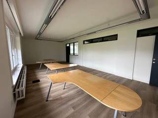 Instapklaar handelspand met parking in hartje EdegemAan de Boniverlei 170 in Edegem bevindt zich dit volledig gerenoveerde handelspand/kantoor,...