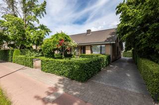 Karaktervolle split-levelvilla op een breed perceel van ca. 2.636 m² inclusief bouwperceel van ca. 400 m².Deze karaktervolle split-levelvilla uit de...