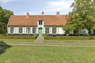 Het schitterend domein van 1,8 hectare bevindt zich te midden van het groen en omvat een gemeubeld hoofdverblijf en twee gemeubelde...