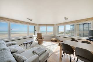 Dit groot hoekappartement is perfect gelegen tussen de Parkstraat en het Heldenplein en beschikt of panoramisch zeezicht.<br /><br />Indeling: hall, vestiaire, gastentoilet, technische berging, grote leefruimte met unieke open zichten over zee, open volledig ingerichte keuken, slaapkamer 1 &amp; 2 zijn gelijkaardige grote slaapkamers met telkens inbouwkasten, badkamer met ligbad, wastafel en toilet, grote derde slaapkamer met aansluitend eigen douchekamer. <br />Kelderberging aanwezig. Mogelijkheid tot aankoop van een grote garage in de onmiddellijke omgeving.<br /><br />Uniek en prachtig aanbod! <br />Info en bezoek bel Andries De Leyn 0472 53 66 09