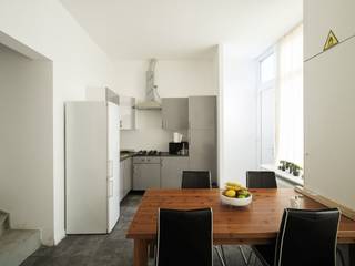 In een vlot bereikbare omgeving in Gent bevindt zich deze gerenoveerde rijwoning, waar functionaliteit en hedendaags wooncomfort harmonieus samenkomen. De renovatie in 2020 gaf de woning een frisse, eigentijdse uitstraling, met aandacht voor licht, ruimte en praktisch gebruiksgemak — ideaal voor wie zorgeloos wil wonen of investeren.<br /><br />Bij het binnenkomen vinden we de leefruimte met open keuken. De woning ontvouwt zich verder met twee volwaardige slaapkamers, aangevuld met een charmante slaapmezzanine in één van de slaapkamers die extra flexibiliteit biedt. Deze indeling leent zich uitstekend voor studerende kinderen, co-housing of het creëren van een afzonderlijke werk- of logeerplek.<br /><br />Het comfort wordt versterkt door twee badkamers, een zeldzame troef in dit segment, die privacy en gebruiksgemak garanderen voor meerdere bewoners. Dit maakt de woning bijzonder geschikt voor verhuurdoeleinden of als investering met aantrekkelijk rendement.<br /><br />De vlot bereikbare ligging vormt een bijkomende meerwaarde. Openbaar vervoer, invalswegen, winkels bevinden zich binnen handbereik.<br /><br />Een instapklare stadswoning met doordachte indeling, hedendaagse afwerking en veelzijdige mogelijkheden — ideaal voor eigen bewoning, studerende kinderen of als zorgeloze investering in Gent.