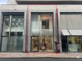 Propriété commerciale d'environ 155 m² située dans la Delaerestraat à Roeselare. Ce bâtiment est situé dans une rue latérale de la rue commerçante...