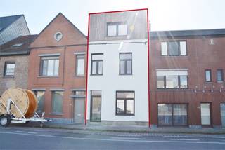 Deze volledig gerenoveerde woning vraagt zeker uw aandacht! De aparte inkom met gastentoilet biedt privacy en gemak voor uw gasten, terwijl de...