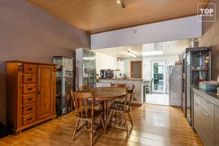 Deze woning bevindt zich op een uitstekende locatie, op slechts enkele minuten fietsen van het bruisende centrum van Gent. Dankzij de nabijheid van openbaar vervoer, winkels en diverse voorzieningen geniet u hier van een vlot bereikbare en aangename woonomgeving. Bovendien bevindt het Tondelierpark zich op slechts enkele honderden meters van de woning, ideaal voor wie graag geniet van groen en ontspanning in de directe omgeving.<br /><br />Bij het betreden van de woning komt u binnen in de inkomhal, die toegang biedt tot de leef- en eetruimte, aansluitend op de keuken. De woning beschikt over vier slaapkamers en een badkamer. Daarnaast is er een zolder aanwezig en een groene stadskoer.<br /><br />Met haar aantal slaapkamers en gunstige ligging is deze woning ideaal voor gezinnen die op zoek zijn naar een stadswoning met potentieel.<br /><br />Troeven<br /><br />-Centrale ligging<br />- 4 slaapkamers<br />-Geen renovatieverplichting<br />-Asbestveilig <br />-Recente condenserende ketel( VIESSMAN)<br /><br />Woning is vrij uiterlijk 6 maanden na akte.<br /><br />Contacteer Top Vastgoed voor een bezoek: 0475 700 700.