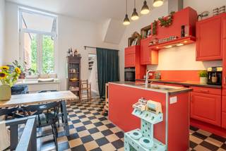 Instapklare gezinswoning met 3 slaapkamers, afgewerkte zolder en gezellige stadstuin zoekt nieuwe eigenaars! Gelegen in het centrum van Ingelmunster, op wandelafstand van winkels, openbaar vervoer en andere voorzieningen.<br /><br />INDELING:<br /><br />Gelijkvloers: Inkomhal met gastentoilet, ruime en lichtrijke leefruimte met open keuken, praktische wasplaats en bijzonder ruime kelder die ideaal dienst doet als extra bergruimte.<br /><br />Eerste verdieping: Bureauruimte, ruime slaapkamer en badkamer voorzien van ligbad, douche en lavabomeubel.<br /><br />Tweede verdieping: Twee volwaardige slaapkamers, waarvan één met eigen douche.<br /><br />Zolderverdieping: Volledig afgewerkte zolder, perfect als vierde slaapkamer, hobbyruimte of thuiskantoor.<br /><br />Buiten: Gezellige en ruime stadstuin waar u in alle rust kunt ontspannen of gezellig kunt tafelen.<br /><br />TROEVEN:<br /><br />Instapklare gezinswoning<br />3 ruime slaapkamers + afgewerkte zolder (mogelijkheid tot 4e slaapkamer)<br />Ruime en lichtrijke leefruimte met open keuken<br />Zeer ruime kelder<br />Praktische wasplaats<br />Badkamer met ligbad en douche<br />Extra douche op één van de slaapkamers<br />Gezellige stadstuin<br />Centrale ligging nabij winkels, scholen en openbaar vervoer.