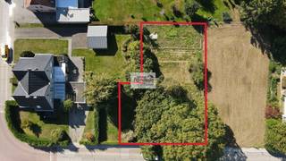 Terrain à bâtir de 864 m² orienté sud-ouest, destiné à la construction d'une villa 4-façades, situé dans un cadre agréable à Duisburg – Tervuren. 
Le terrain à bâtir présente une façade de 25,60 mètres. Selon la commune de Tervuren, 50 % de cette façade peut être construite. La surface batissable est de 12,30m de largeur et 15 m de profondeur au réz de chaussée., ce qui fait une surface habitable de 187,5m2. 
Au premier étage la surface habitable est de 150 m2. 

Ce terrain à bâtir bénéficie d'un emplacement agréable et calme, à proximité du centre de Duisburg et de Tervuren. Le magnifique parc de Tervuren et la British School of Brussels (BSB) se trouvent également à proximité.

Cet emplacement allie le calme et le cadre verdoyant de Duisburg à une bonne accessibilité et à la proximité des commerces, des écoles et d’autres commodités. Un emplacement intéressant pour ceux qui recherchent de l’espace et un cadre de vie agréable dans la région de Tervuren.

Attention : la parcelle n’est actuellement pas entièrement prête à la construction. Il reste à enlever les vestiges des fondations d’une véranda ainsi que des arbres. 