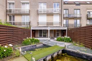 Ruim en comfortabel gelijkvloersappartement met 2 slaapkamers, terras, tuin en garage. Uitstekend gelegen aan de stadsrand. Kort bij station, supermarkten, winkels, scholen en de ringweg. Het stadscentrum ligt op een kwartiertje. <br />Indeling: <br />Inkomhal, lichtrijke woonkamer met geïnstalleerde open leefkeuken, berging (WM/DK), badkamer met bad en dubbele lavabo, apart toilet en 2 slaapkamers. <br />Het ruime terras met zonneluifel geeft uit op de aangelegde achtertuin met een siervijver en tuinberging.<br />De garagebox ligt achteraan en is bereikbaar via het tuinpad. <br />De voortuin met terrasje (+ berging) is bereikbaar via de woonkamer. <br />Kenmerken<br />+ meteen beschikbaar<br />+ EPC-label B<br />+ 75 €/maand (gem. kosten)<br />+ 2 slaapkamers<br />+ private garagebox<br />+ ruim terras<br />+ voor- en achtertuin<br />Contacteer ons voor een bezoek en bel 0470 01 00 00 of mail naar info@avantivastgoed.be