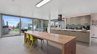 Soms kom je een woning tegen waar alles gewoon klopt. Geen grote verbouwingen, geen stress over energiefacturen, maar wel alle ruimte om je...