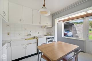 Deze gezellige halfopen bebouwing is gelegen in een toffe, rustige en doodlopende straat in Beerzel. De woning bevindt zich in een aangename woonomgeving en is niet-overstromingsgevoelig. Een fijne locatie voor wie op zoek is naar rust en een praktische woning met tuin.<br /><br />De woning, gebouwd in 1962, beschikt over een bewoonbare oppervlakte van ca. 58 m² en is volledig ingericht op het gelijkvloers. De indeling omvat een inkomhal, woonkamer, keuken, één slaapkamer, badkamer, toilet en berging. Achteraan beschikt de woning over een leuke tuin met zuidwestelijke oriëntatie, waar u heerlijk kunt genieten van de buitenruimte en de avondzon. De woning biedt mogelijkheden voor wie op zoek is naar een compacte woning of een renovatieproject met potentieel.<br /><br />Een interessante halfopen bebouwing met alles op één niveau, een aangename tuin en een rustige ligging. Ideaal voor wie compact en gelijkvloers wil wonen en de woning verder naar eigen smaak wil renoveren.<br />EPC : 844 label F - Renovatieverplichting van toepassing.<br />Wenst u meer informatie of een plaatsbezoek, contacteer Bob Quirynen 0476/09 84 85<br />of neem een kijkje op onze website : www.Boonstravastgoed.be