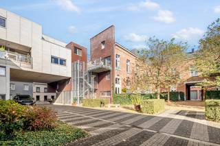 Deze gunstig gelegen studio binnen de Leuvense stadsring is een uitstekende kans voor zowel eigen bewoning als investering. Op slechts 10 minuten wandelen van het station, Groep T, verschillende campussen (Rechtswetenschappen, Sociale Wetenschappen, Psychologie en Economie), tuin De Walque,...  bevindt deze studio zich op een toplocatie voor studenten en jonge professionals.<br /><br />De studio is uitgerust met een eigen kitchenette, toilet en douche wat zorgt voor een comfortabel en zelfstandig verblijf. De studio heeft bovendien toegang tot een mooi terras dat gedeeld wordt met de naastgelegen studio. Daarnaast biedt het gebouw extra faciliteiten die het wonen nog aangenamer maken, zoals de gemeenschappelijke fietsenstalling, een zeer ruim dakterras en een gemeenschappelijke keuken en leefruimte. Ideaal om medebewoners te leren kennen!<br /><br />Elektriciteit conform! EPC 231kWh(C-label)! <br /><br />Momenteel is de studio verhuurd voor het lopende academiejaar.<br /><br />Indien u deze leuke studio graag bezoekt dan kan u mij steeds bereiken via arnaut@immojanstas.be of op 0495292080.<br /><br />Bijkomende info (EPC, bodemattest, elektriciteitsattest, enz...) kan U hier downloaden ↓