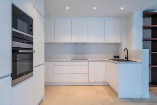 Welkom in <strong>Peperstraat 62</strong>, waar deze <strong>volledig gerenoveerde halfopen bebouwing</strong> klaarstaat voor haar nieuwe bewoners. De woning kreeg een totale make-over en combineert modern comfort met een warme, huiselijke sfeer. Dankzij de <strong>centrale ligging</strong> vlak bij <strong>Heule centrum</strong> en de <strong>vlotte verbinding met de invalswegen</strong>, woon je hier echt op een toplocatie.<br /><br /><span><span><span><span><span>De inkomhal leidt je naar een <strong>veelzijdige kamer</strong> aan de voorzijde — ideaal als bureau, hobbyruimte of speelhoek. Verder vind je er een <strong>gastentoilet</strong> en toegang tot de <strong>kelder</strong>. De <strong>gezellige leefruimte</strong> sluit naadloos aan op de <strong>volledig uitgeruste keuken</strong> met zicht op de tuin. Achterin de keuken bevindt zich een <strong>praktische berging</strong> met aansluiting voor wasmachine.</span></span></span></span></span><br /><br /><span><span><span><span><span>Boven bevinden zich <strong>twee ruime slaapkamers</strong> en een <strong>badkamer</strong> met dubbele lavabo, douche en toilet. De <strong>zolderverdieping</strong> werd omgetoverd tot een <strong>vierde slaapkamer</strong> met prachtige <strong>houten balken</strong> en <strong>authentieke bakstenen muur</strong> — pure charme!</span></span></span></span></span><br /><span><span><span><span><span>Buiten geniet je van een <strong>tuin van 400 m²</strong> met <strong>achteruitgang</strong>, een <strong>oprit</strong> en een <strong>garage</strong> naast de woning.</span></span></span></span></span><br /><br /><span><span><span><span><span><strong>Troeven:</strong><br />✅ Conforme elektriciteit – 12 zonnepanelen<br />✅ Nieuw dak<br />✅ EPC-label B</span></span></span></span></span><br /><br /><span><span><span><span><span>Klaar om hier jouw nieuw hoofdstuk te beginnen?<br /><strong>Contacteer<br />Matthis </strong>via<strong> 0477 804 350 </strong>- <strong>matthis@dekeyser.immo<br />Yorben</strong> via <strong>0468 18 80 61</strong> - <strong>yorben@dekeyser.immo</strong>  en plan je bezoek!</span></span></span></span></span><br /> 