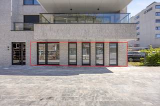 br&gt;Prachtig ruim (137m²) gelijkvloers appartement met 2 (mogelijks 3) slaapkamers en groot terras.<br />Gelegen in hartje Lommel.<br />Aparte kantoorruimte met eigen ingang.