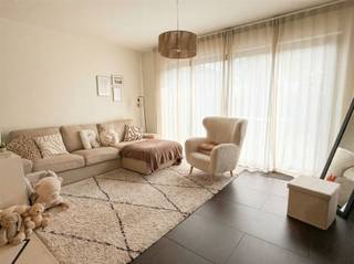<p>Bezoek dit toffe gelijkvloers appartement en ontdek eveneens het ruime terras.</p><p>Dit 1 slaapkamer-appartement bestaat uit een mooie grote leefruimte met een grote raampartij die uitgeeft op het terras. Aansluitend aan de leefruimte treft u de moderne keuken.<br />De badkamer bestaat uit een dubbel lavabo-meubel met spiegelkast en ruim hoekbad/douche. Een apart toilet met handenwasser zorgt voor privacy.</p><p>Er is een handige berging met aansluiting voor wasmachine en droogkast.<br />Aan het einde van de gang heb je de aangename slaapkamer.</p><p>Vanaf het terras heb je ook een achteruitgang via het handige poortje, ideaal voor je verplaatsingen met de fiets, of voor het zetten van de vuilnisbakken. Van hieruit heb je ook vlot toegang naar de 2 autostaanplaatsen die zijn inbegrepen bij dit appartement.</p><p>De locatie in Kemzeke is uitstekend, met goede bereikbaarheid naar voorzieningen en winkels.</p><p>Contacteer ons om een bezichtiging te plannen en ontdek zelf dit leuke appartement!<br />03 / 779 69 29 - contact@eberhardvastgoed.be - www.eberhardvastgoed.be </p>